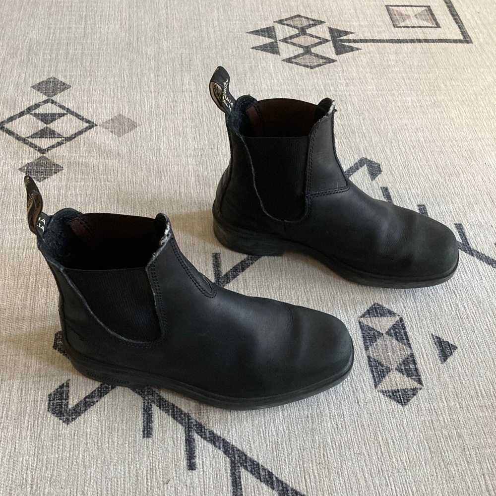 Blundstone Women’s Dress Chelsea Boots, black leather, size US 9